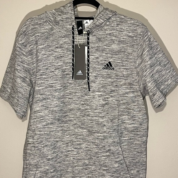 NWT ADIDAS Short Sleeve Hoodie Mens Medium Gray Black Free Shipping Workout (G) - Picture 2 of 11